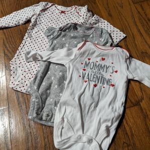 Carter's 0-3M Valentine's hearts onesie bundle!